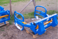 Eine blau gepulverte Rundballenzange f&uuml;r einen Traktor
