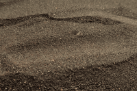 Aufgeh&auml;ufte dunkelbraune Kupferschlacke zum Sandstrahlen
